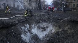 Bomberos trabajan cerca de un cráter causado por un ataque ruso sobre Kiev, Ucrania, el 21 de marzo de 2024. (AP Foto/Vadim Ghirda)