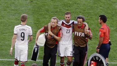 americateve | El alem&aacute;n Christoph Kramer es ayudado a salir del terreno de juego luego de sufrir un fuerte golpe en la cabeza durante la final de la Copa Mundial contra Argentina en R&iacute;o de Janeiro el 13 de julio del 2014. El &aacute;rbitro del encuentro N