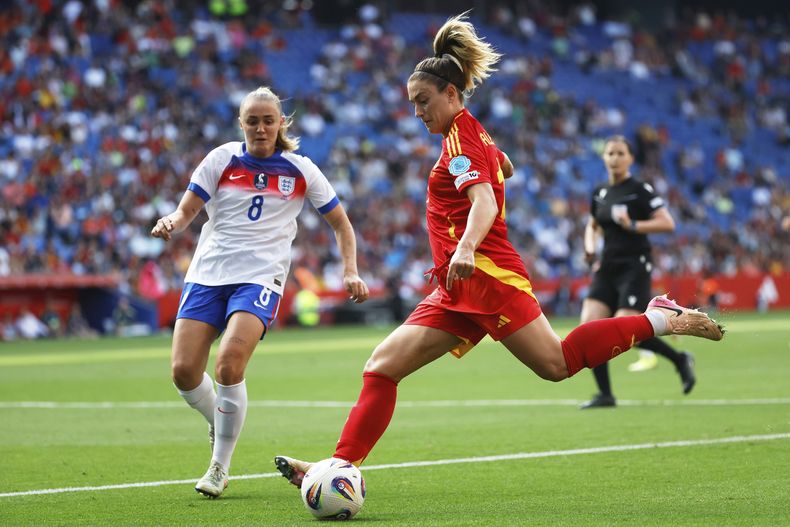 La española Alexia Putellas dispara el balón frente a Georgia Stanway de Inglaterra en el encuentro de la Liga de Naciones el martes 3 de junio del 2025. (AP Foto/Joan Monfort)