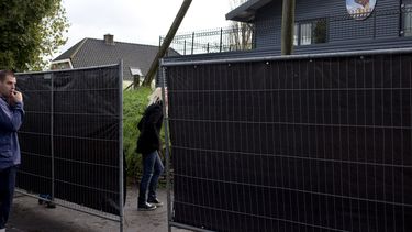 americateve | Un hombre se encuentra frente a un establecimiento av&iacute;cola en Hekendorp, Holanda, donde se detect&oacute; un caso de gripe aviar el 17 de noviembre de 2014. El gobierno ha prohibido el transporte de aves y huevos dentro del pa&iacute;s. (AP Foto/Pe