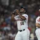 El dominicano Ronel Blnco, abridor de los Astros de Houston, festeja tras ser retirado del juego ante los Angelinos de Los Ángeles, el jueves 1 de junio de 2023 (AP Foto/David J. Phillip)