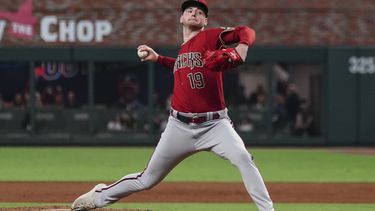 Ryne Nelson, abridor de los Diamondbacks de Arizona, lanza contra un bateador de los Bravos de Atlanta durante la sexta entrada del juego de béisbol, el miércoles 19 de julio de 2023, en Atlanta. (AP Foto/John Bazemore)