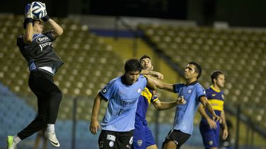 americateve | El arquero de Belgrano, Pablo Heredia, se apodera del bal&oacute;n, durante el partido contra Boca Juniors disputado el domingo 16 de febrero de 2014 (AP Foto/Eduardo Di Baia)