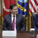 El presidente Donald Trump habla durante una reunión de su gabinete el martes 26 de agosto de 2025, en la Casa Blanca, en Washington. A la izquierda está el secretario de Estado, Marco Rubio. (AP Foto/Mark Schiefelbein)