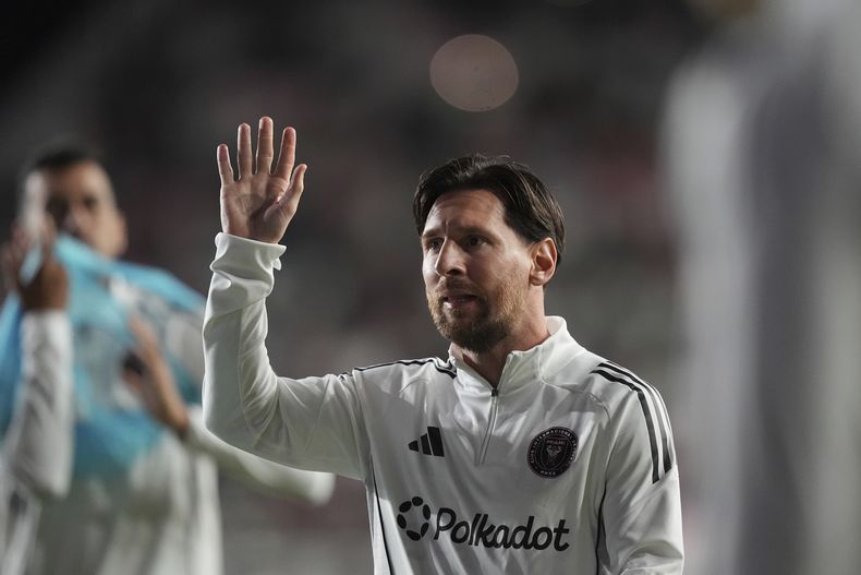 El atacante argentino Lionel Messi saluda a los aficionados previo al partido de la MLS contra New York City FC, el sábado 22 de febrero de 2025, en Fort Lauderdale, Florida. (AP Foto/Rebecca Blackwell)