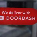 Un letrero del servicio de entrega de comidas DoorDash en la puerta de una franquicia de Dunkin Donuts, el 27 de febrero de 2023, en Methuen, Massachusetts. (AP Foto/Charles Krupa, Archivo)