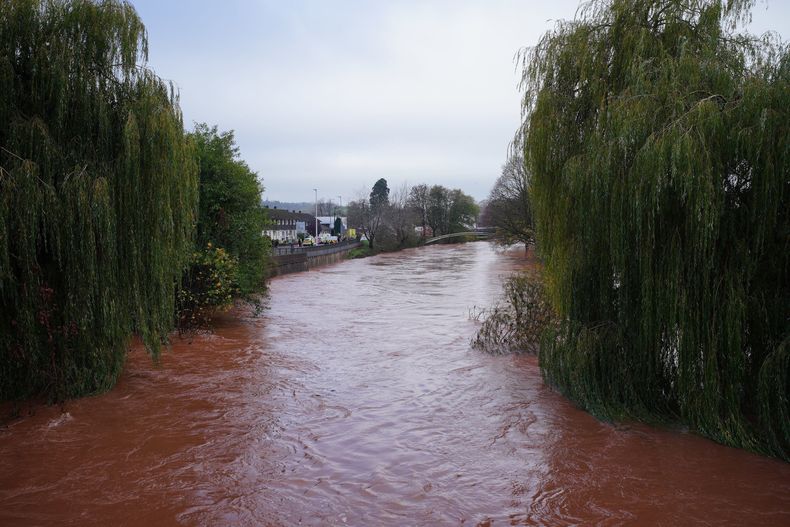 Servicios de emergencia se mantienen cerca del río Monnow tras las fuertes inundaciones provocadas por la tormenta Claudia, en Monmouth, Gales del Sur, el sábado 15 de noviembre de 2025. (Ben Birchall/PA vía AP)