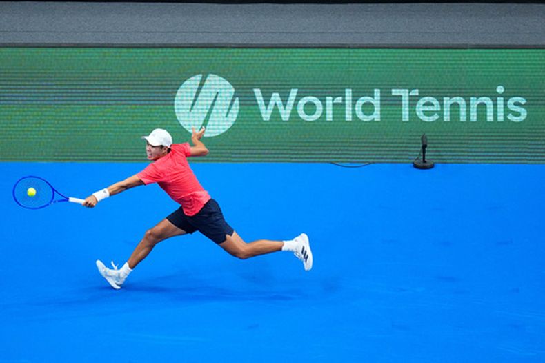 El estadounidense Learner Tien devuelve ante el checo Jakub Mensik en la segunda ronda de la Copa Davis, el viernees 18 de septiembre de 2026, en Praga. (AP Foto/Petr David Josek)