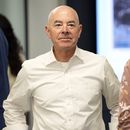 El secretario de Seguridad Nacional, Alejandro Mayorkas, observa durante una visita del presidente Joe Biden al Centro de Operaciones de Emergencia de Washington, el 2 de julio de 2024, en Washington. (AP Foto/Evan Vucci)