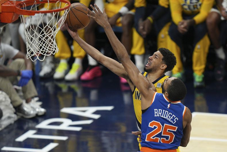 Tyrese Haliburton (izquierda) de los Pacers de Indiana intenta anotar frente a Mikal Bridges (25) de los Knicks de Nueva York, el martes 27 de mayo de 2025. (AP Foto/AJ Mast)