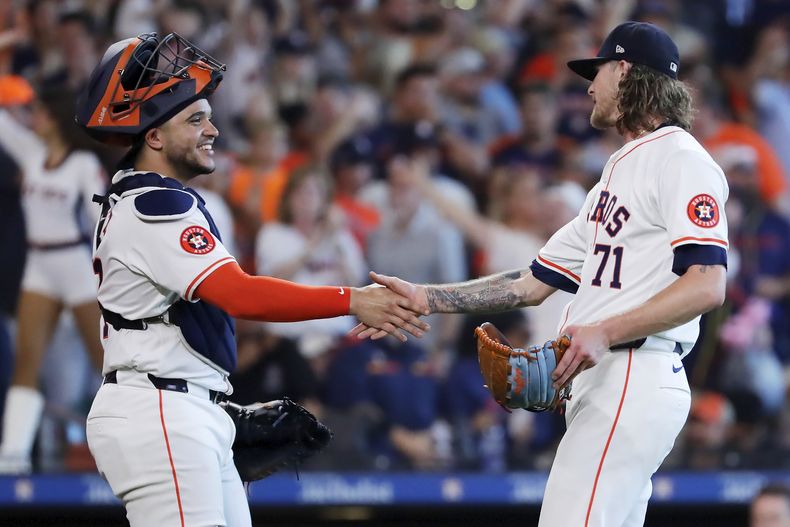 El receptor de los Astros de Houston, Yainer Díaz, a la izquierda, y el lanzador de cierre Josh Hader (71) celebran después de su victoria sobre los Orioles de Baltimore el sábado 22 de junio de 2024, en Houston. (AP Foto/Michael Wyke)