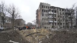 Las secuelas de un bombardeo ruso en Járkiv, Ucrania, el 2 de enero de 2024. (Foto AP/Andrii Marienko)