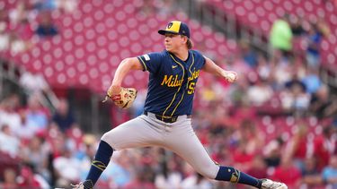 El lanzador abridor de los Cerveceros de Milwaukee, Kyle Harrison, lanza durante la primera entrada de un partido de béisbol contra los Cardenales de San Luis, el miércoles 8 de julio de 2026, en San Luis. (Foto AP/Jeff Roberson)