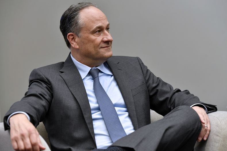 AMN-GEN CORONAVIRUS-EEUU-VICEPRESIDENTA-ESPOSO