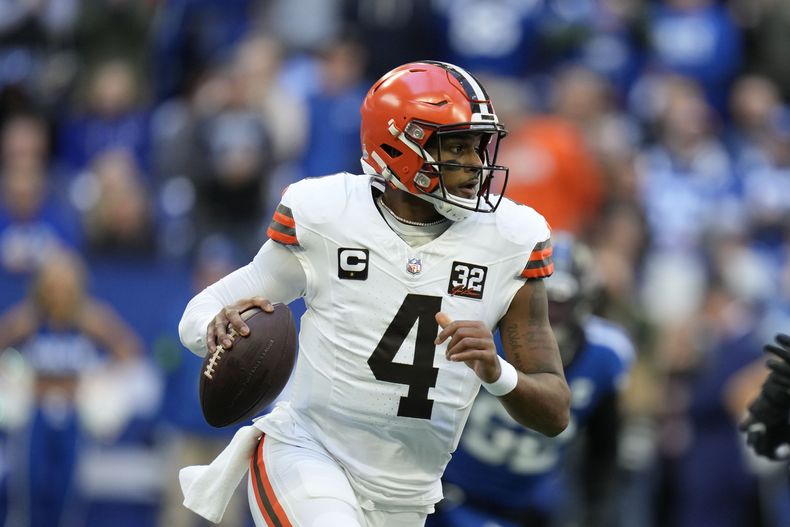 El quarterback de los Browns de Cleveland Deshaun Watson avanza con el balón buscando a quien lanzar en el encuentro ante los Colts de Indianápolis el domingo 22 de octubre del 2023. (AP Foto/Michael Conroy)