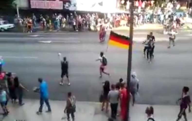 Así celebran los cubanos en La Habana el triunfo de Alemania en la Copa del Mundo de Brasil 2014.