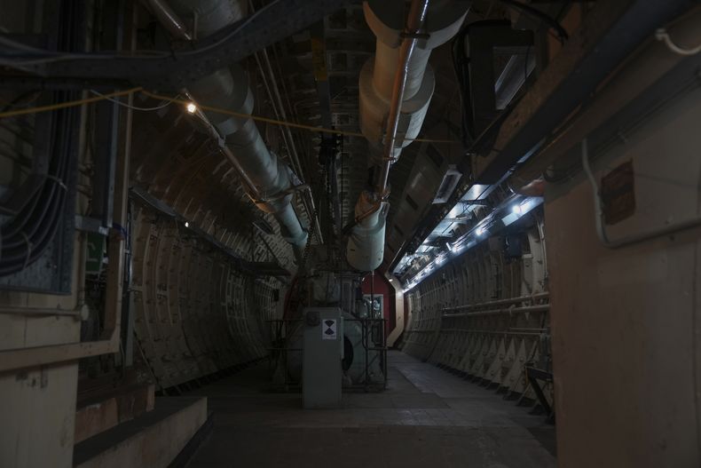 Una vista general de un túnel durante una gira de prensa en los túneles construidos durante la segunda guerra mundial en Londres, el jueves 19 de junio de 2025. (Foto AP/Joanna Chan)