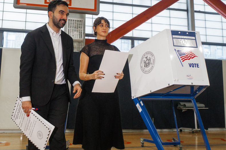 El candidato a la alcaldía de Nueva York, Zohran Mamdani, y su esposa, Rama Sawaf Duwaji, votan el martes 4 de noviembre de 2025, en Nueva York. (AP Foto/Olga Fedorova)