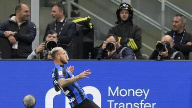 Federico Dimarco celebra tras anotar un gol para el Inter de Milán en el partido contra Juventus por las semifinales de la Copa Italia, el miércoles 26 de abril de 2023. (AP Foto/Luca Bruno)