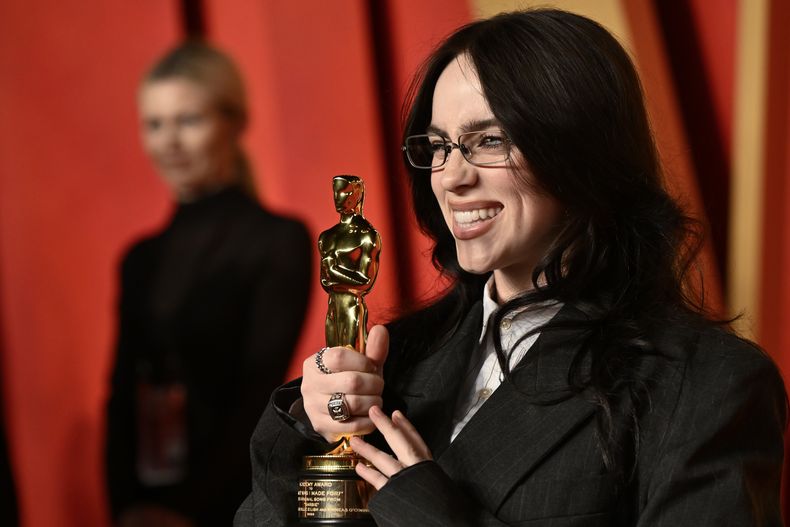 Billie Eilish llega a la fiesta de Vanity Fair tras los Oscar el domingo 10 de marzo de 2024, en el Centro Wallis Annenberg para las Artes Escénicas en Beverly Hills, California. (Foto Evan Agostini/Invision/AP)