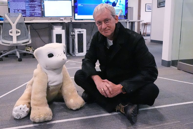 Colin Angle, cofundador y ex CEO de Roomba, fabricante de aspiradoras, posa con Familiar, un prototipo de robot mascota que funciona con AI en su startup Familiar Machines & Magic, el 29 de abril de 2026 en Woburn, Massachusetts. (AP Foto/Charles Krupa)