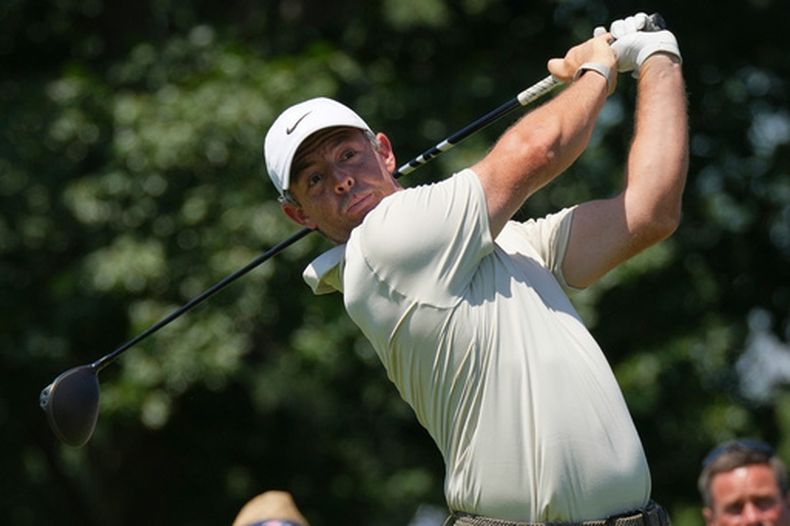 El norirlandés Rory McIlroy hace un tiro desde el tee del hoyo 5 en la primera ronda del BMW Championship, el jueves 20 de agosto de 2026 en San Luis (AP Foto/Jeff Roberson)