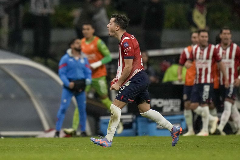 Alan Mozo celebra tras anotar el segundo gol del Guadalajara para derrotar 3-1 al América en las semifinales del torneo Clausura de México, el domingo 21 de mayo de 2023, en el estadio Azteca de la Ciudad de México. (AP Foto/Eduardo Verdugo)