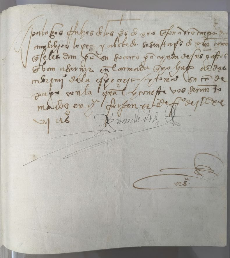 Esta imagen proporcionada por el FBI muestra el frente de una carta escrita por el conquistador español Hernán Cortés del 20 de febrero de 1527 que fue regresada al gobierno de México el miércoles 13 de agosto de 2025 por el FBI. (FBI vía AP)
