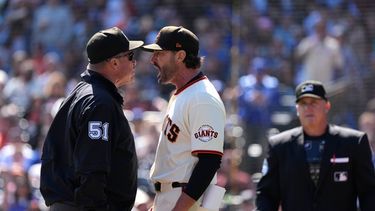 El mánager de los Gigantes de San Francisco Tony Vitello discute con el umpire Marvin Hudson tras ser expulsado en la tercera entrada del juego ante los Dodgers de Los Ángeles el domingo 27 de septiembre del 2026. (AP Foto/Tony Avelar)