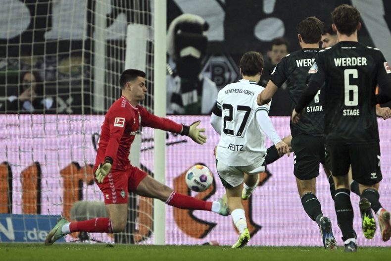 Rocco Reitz del Borussia Monchengladbach anota el segundo gol de su equipo en el encuentro ante el Werder Bremen de la Bundesliga el viernes 15 de diciembre del 2023. (Federico Gambarini/dpa via AP)