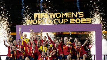 ARCHIVO - Foto del 20 de agosto del 2023, la selección femenina española celebra con el trofeo tras ganar la Copa Mundial en Australia. (AP Foto/Alessandra Tarantino, Archivo)