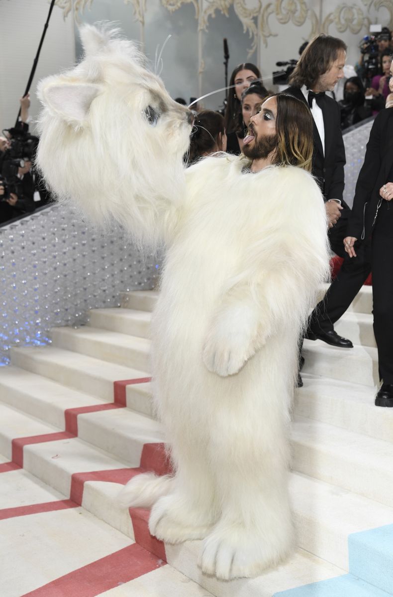 ARCHIVO - Jared Leto llega vestido como Choupette, la gatita de Karl Lagerfeld, en la gala benéfica del Instituto del Vestido del Museo Metrpolitano de Arte para celebrar la inauguración de la exposición Karl Lagerfeld: A Line of Beauty el 1 de mayo de 2023 en Nueva York. (Foto Evan Agostini/Invision/AP, archivo)