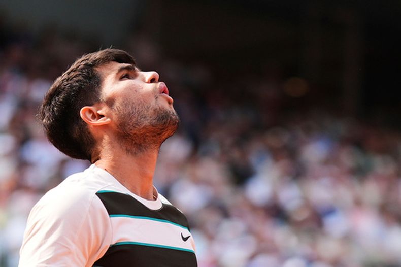 ARCHIVO - Carlos Alcaraz durante la final del Abierto de Francia contra Jannik Sinner, el domingo 8 de junio de 2025, en París. (AP Foto/Lindsey Wasson)