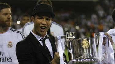 americateve | El jugador de Real Madrid, Cristiano Ronaldo, sostiene el trofeo de la Copa del Rey el mi&eacute;rcoles, 16 de abril de 2014, en Valencia, Espa&ntilde;a. (AP Photo/Alberto Saiz)