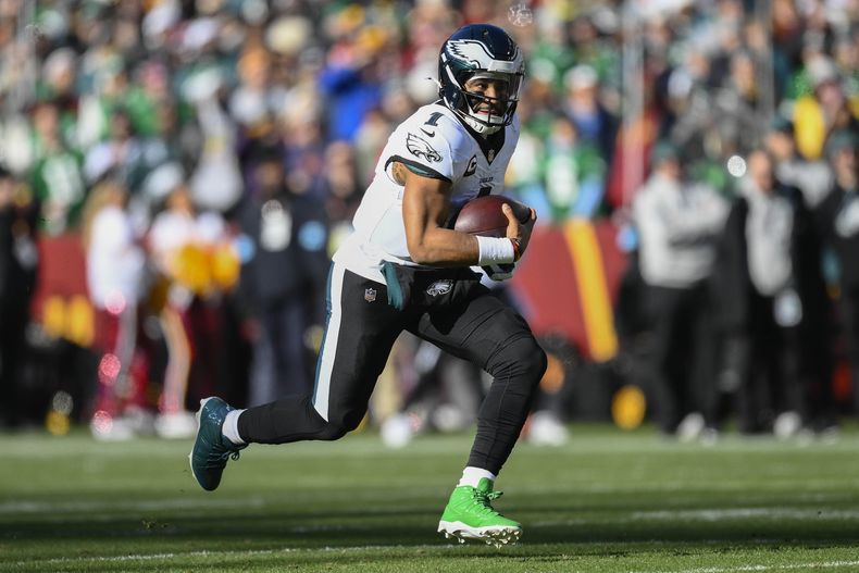 Jalen Hurts (1), quarterback de los Eagles de Filadelfia, corre con el balón durante la primera mitad del partido de la NFL en contra de los Commanders de Washington, el domingo 22 de diciembre de 2024, en Landover, Maryland. (AP Foto/Nick Wass)