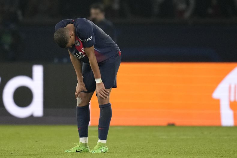 Kylian Mbappé, del PSG, se lamenta en la vuelta de las semifinales de la Liga de Campeones ante el Borussia Dortmund, el martes 7 de mayo de 2024 (AP Foto/Christophe Ena)