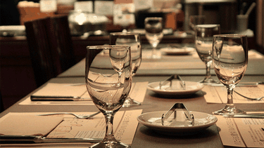 americateve | Algo tan sencillo como preparar una mesa y sentarse a comer cuenta con numerosas reglas protocolarias. Karina Vilella lleva años dando clases al respecto y esto es lo que nos cuenta.