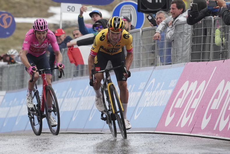 Primoz Roglic con ventaja sobre el líder del Giro Geraint Thomas en la 19ma etapa del Giro de Italia entre Longarone y Tre Cime di Lavaredo el viernes 26 de mayo del 2023. (Gian Mattia DAlberto/LaPresse via AP)