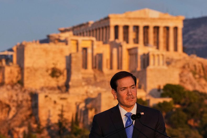 El secretario de Estado de EEUU, Marco Rubio, habla en la colina Pnyx, donde los antiguos atenienses celebraban asambleas democráticas, con el antiguo templo del Partenón en la cima de la Acrópolis al fondo, en Atenas, el 7 de octubre de 2026. (Foto AP/Mark Schiefelbein, pool)