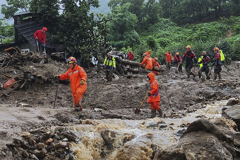 Rescatistas buscan a personas desaparecidas tras las tormentas en Yecheon, Corea del Sur el 15 de julio de 2023. (Departamento de Bomberos de Gyeongbuk, via Yonhap AP)