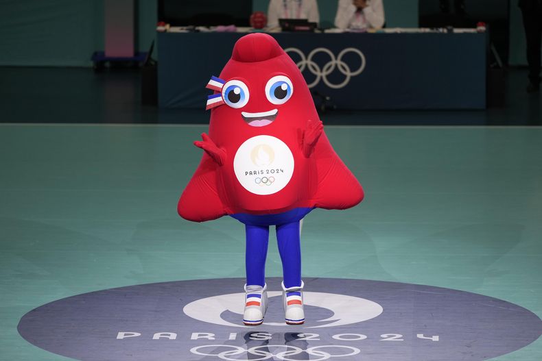 Phryge, la mascota de los Juegos Olímpicos de París, durante el partido de handbol entre Dinamarca y Egipto, el lunes 29 de julio de 2024. (AP Foto/Brian Inganga)