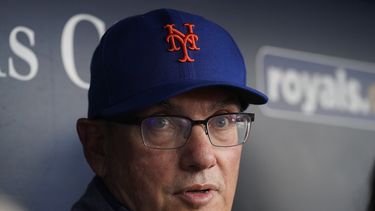 ARCHIVO - Foto del 2 de agosto del 2023, el dueño de los Mets de Nueva York Steven Cohen en conferencia de prensa antes del juego ante los Reales de Kansas City. (AP Foto/Charlie Riedel)
