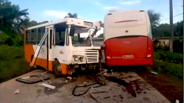 accidente masivo entre dos guaguas en villa clara deja mas de 40 heridos