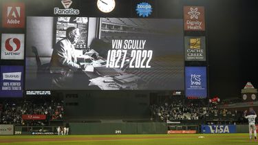Dodgers vencen a Gigantes 9-5 tras la muerte de Vin Scully