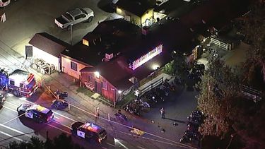 En una imagen en video, autoridades trabajan en la escena de un tiroteo con víctimas mortales el miércoles 23 de agosto de 2023 en Cooks Corner, un bar de motociclistas en la localidad rural de Trabuco Canyon, California, en el condado Orange. (ABC7 Los Angeles via AP)