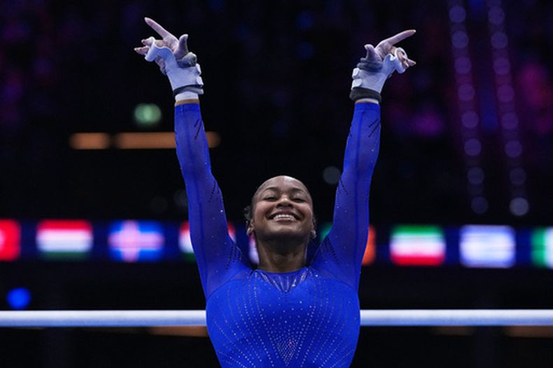 La estadounidense Skye Blakely reacciona tras competir en las calificación de barras asimétricas en el Campeonato del Mundo de Gimnasia el domingo 18 de octubre del 2026. (AP Foto/Francisco Seco)
