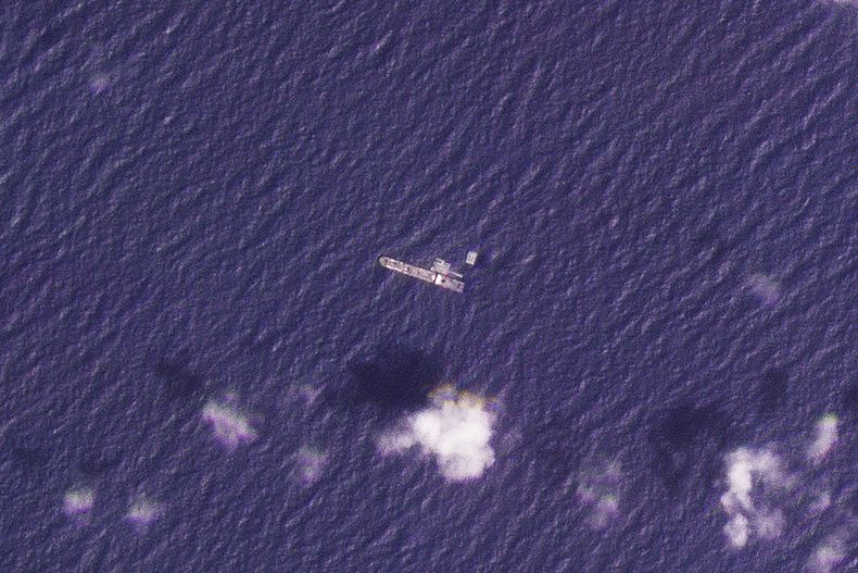 Esta foto satelital de Planet Labs PBC muestra al buque estadounidense USNS Roy P. Benavidez en el Mar Mediterráneo frente a la Franja de Gaza, el 27 de abril de 2024. (Planet Labs PBC via AP)