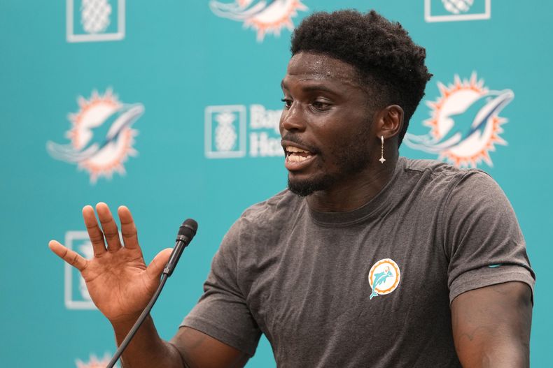 Tyreek Hill, receptor de los Dolphins de Miami, habla en una conferencia de prensa el marts 23 de julio de 2024, en Miami Gardens, Florida (AP Foto/Lynne Sladky)