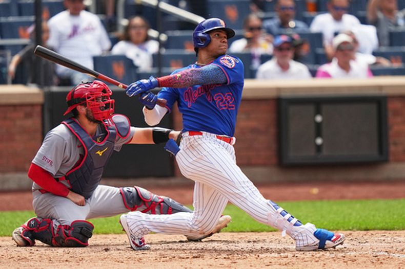 El cátcher de los Cardenales de San Luis Jimmy Crooks observa el jonrón de Juan Soto de los Mets de Nueva York en la séptima entrada del juego del jueves 11 de junio del 2026. (AP Foto/Frank Franklin II)