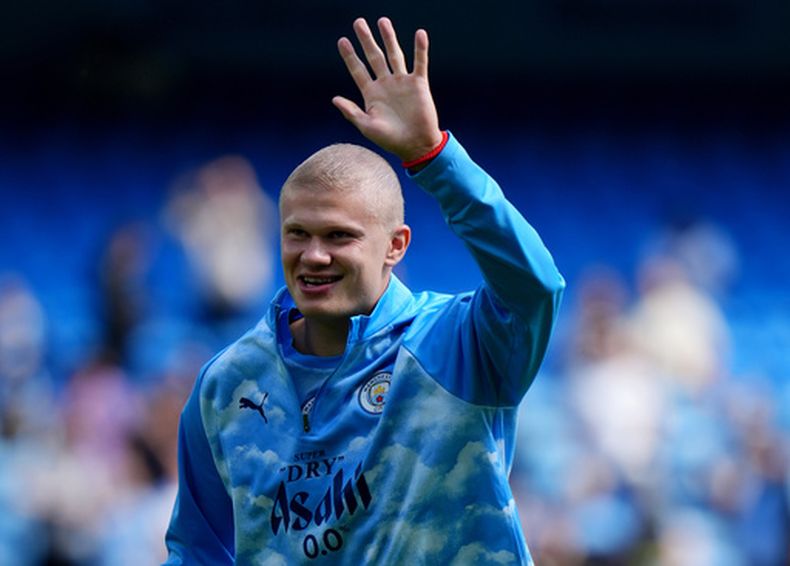 El noruego Erling Haaland del Manchester City saluda a la afición y muestra su nuevo corte de cabello antes del encuentro ante el Bournemouth en la Liga Premier el domingo 23 de agosto del 2026. (Nick Potts/PA via AP)